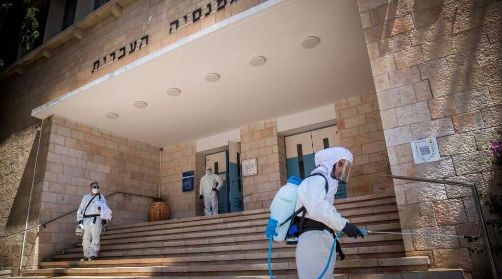 חיטוי בגימנסיה העברית ברחביה, שלשום. צילום: יונתן זינדל, פלאש 90