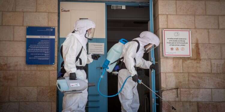 חיטוי בגימנסיה העברית ברחביה, שלשום. צילום: יונתן זינדל, פלאש 90 עשרות נערות חרדיות נכנסו לבידוד, מקור ההדבקה – הגימנסיה ברחביה