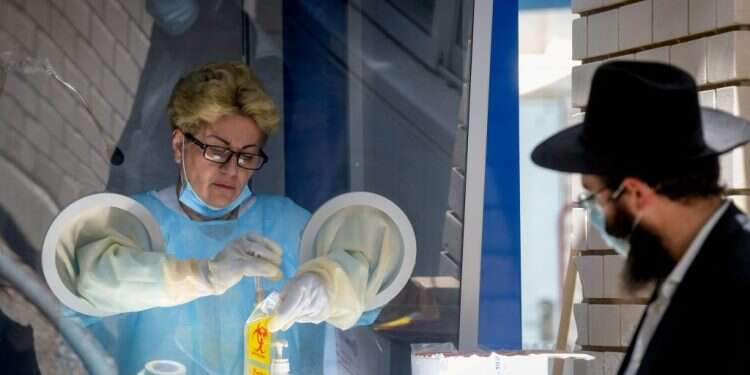 בדיקת קורונה. צילום: פלאש 90 ומה אם אני באמת חולת קורונה?!