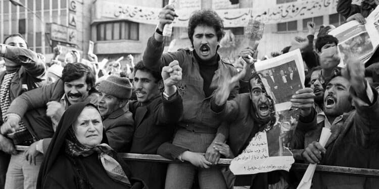 נוסטלגיה למקום שממנו גלו ההורים החתרנים והנרדפים. טהרן, נובמבר 1979. צילום: גטי אימג'ס "דיסאוריינטלית" הוא ספר תובעני על תקופה היסטורית מרתקת