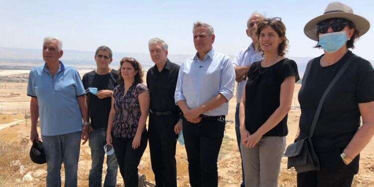 חברי מרצ בסיור מחאה בבקעת הירדן נגד תכנית הריבונות, אתמול ביש"ע טוענים שהבנייה ב"מובלעות" כבר מוקפאת, לשכת נתניהו מכחישה