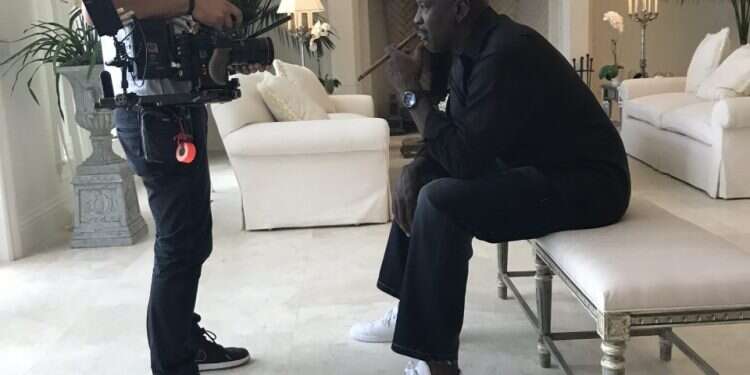 חיבור רגשי לחומרים. ג'ורדן בצילומי הסדרה. צילום: באדיבות נטפליקס