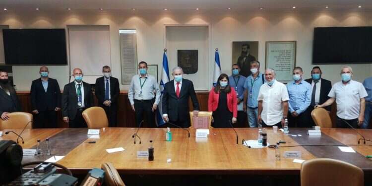 נתניהו ושרת ההתיישבות ציפי חוטובלי עם אחדים מראשי יש "המפה משקפת את הקונספט האמריקני אבל מוטה לטובת ישראל"