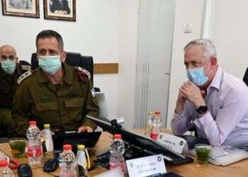 שר הביטחון בני גנץ יחד עם הרמטכ פס ייצור למיליוני מסכות: משרד הביטחון נערך לגל שני
