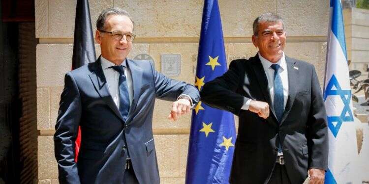 שר החוץ אשכנזי ושר החוץ הגרמני האס בפגישתם בקיץ. צילום: אוליבייה פיטוסי פלאש 90 האורח האירופאי הראשון שמגיע לכאן מאז הרכבת הממשלה