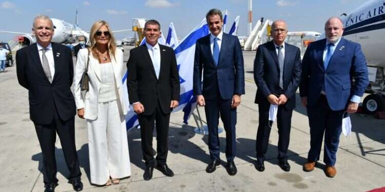 ראש ממשלת יוון (שלישי מימין) הגיע לביקור בישראל. צילום: שלומי אמסלם משרד החוץ ראש ממשלת יוון בישראל: פתיחת השמיים תמורת תמיכה בריבונות