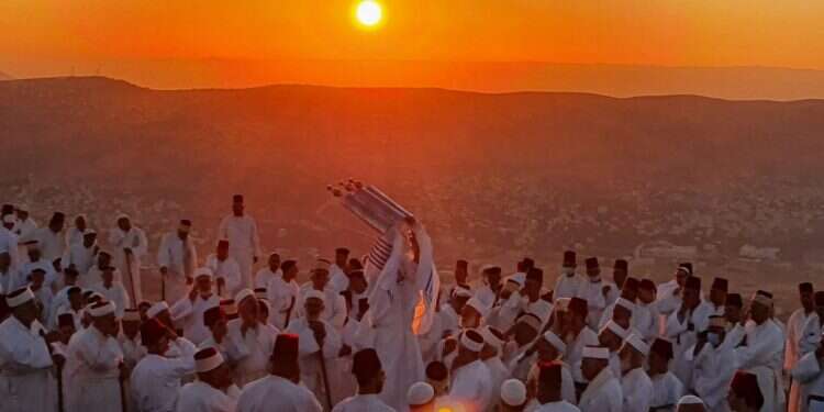 חג השבועות השומרוני: מאות חוגגים בהר גריזים