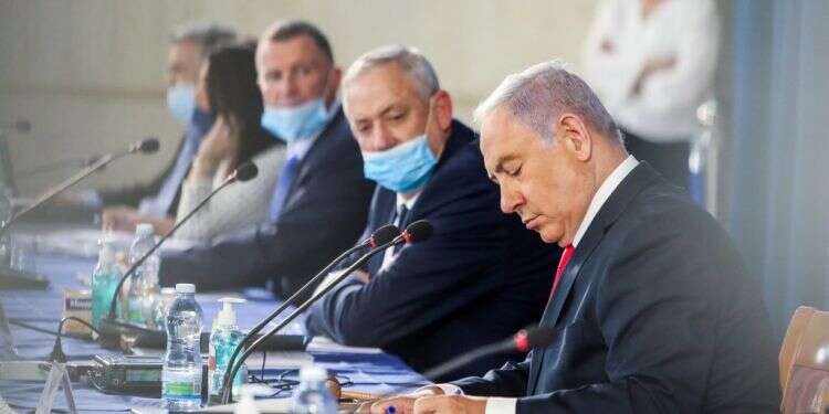 נתניהו וגנץ בישיבת ממשלה שבועית. צילום: מארק ישראל סלם אורית פרקש־הכהן: "העיסוק בבג"ץ יצא מכל פרופורציה"