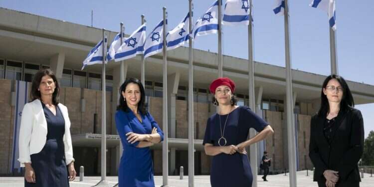 חברות הכנסת החדשות ביום ההשבעה בכנסת, השבוע. מימין לשמאל: קאבלה, פרידמן, שי־וזאן. קוטלר־וונש, צילום: אוליבייה פיטוסי, פלאש 90 על המתקפות, הריבונות וגנץ: הח"כיות של כחול לבן מדברות