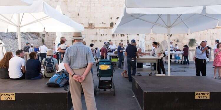 בר־מצווה ברחבת עזרת ישראל המעורבת בכותל המערבי. צילום: אביטל הירש דיאלוג עם רפורמים חותר תחת קיומו של עם ישראל