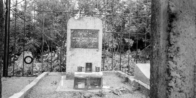 המקום שהיה מוזנח ומבודד הפך למוקד עלייה לרגל. קבר הבעל שם טוב במז'יבוז', 1988 . צילום: המכון למדעי היהדות בסנט פטרבורג I.Gorenshtein