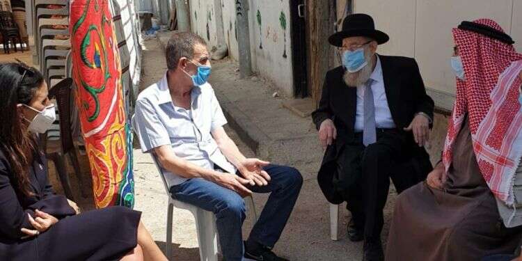 הרב אריה שטרן בביקור תנחומים אצל משפחת אל־חלאק, השבוע. צילום: לשכת הרב שטרן ידינו לא שפכו את הדם הזה, אבל אולי כן