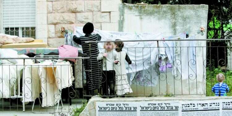 נחום המשיחי, גולדה המשוגעת וילדם המקפץ. המספר חוזר אל דמויות מהקהילה החרדית בבתי אונגרין. מאה שערים, 2008. צילום: מרים צחי האב, הבן וחרדת הנטישה