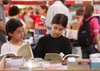 הסיפורים הקטנים שהופכים דמות גדולה למה שהיא
