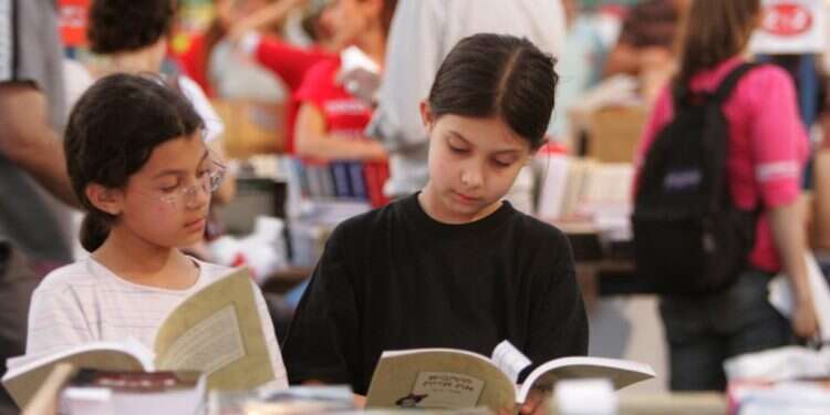 הסיפורים הקטנים שהופכים דמות גדולה למה שהיא