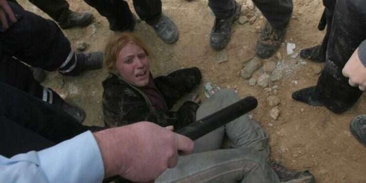 פינוי עמונה. צילום: מרים צחי מההתנתקות ועד עמונה: הקצינים ששכחו מהי אלימות