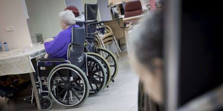 בית אבות בירושלים. אילוסטרציה. צילום: יונתן זינדל, פלאש 90 הקשישים החולים אינם צריכים להיות קורבנות של הנחיות הריחוק