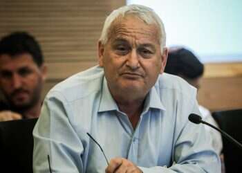 האבטלה בשיא, ושר החקלאות מבקש עוד עובדים זרים