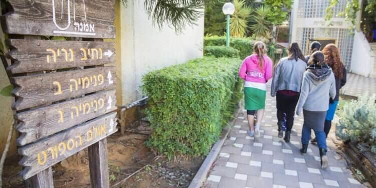 תלמידות אולפנה. אילוסטרציה. צילום: יהושע יוסף הבלתי מיוצגים: החינוך הציוני דתי עומד בפני משבר עמוק