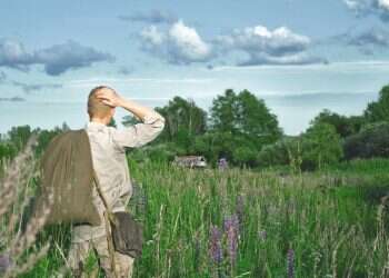 הכתיבה הבינארית של "אנרי דושמן וצלליו" מחזירה אותנו לעולם ישן