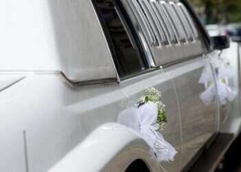 מי אמר ששמלת ערב וטוקסידו הם הדרך לציין סיום לימודים?