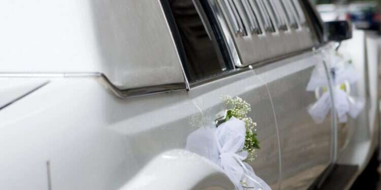 מי אמר ששמלת ערב וטוקסידו הם הדרך לציין סיום לימודים?