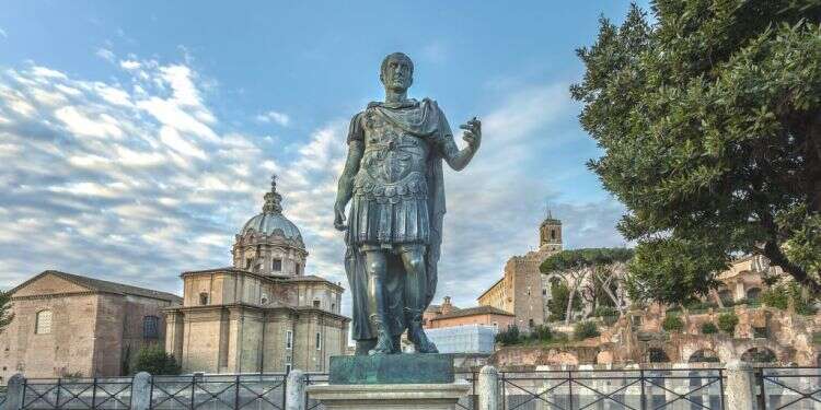 אחרון מנהיגי הרפובליקה. פסל יוליוס קיסר סמוך לפורום ברומא. צילום: שאטרסטוק תובנה חדשה: הרפובליקה הרומית נפלה גם בגלל התפרצות געשית באלסקה