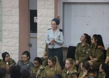 'אלומה' עוזרת לחיילות לשבור גם את תקרת הזכוכית האזרחית