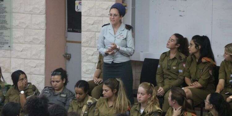 רס 'אלומה' עוזרת לחיילות לשבור גם את תקרת הזכוכית האזרחית