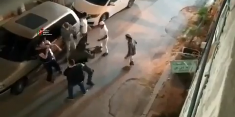 תיעוד הקטטה בחברון. צילום מסך: אנשי הדממה בפייסבוק אם המתפרעים בחברון היו פלסטינים הלוחם היה עכשיו בחקירה