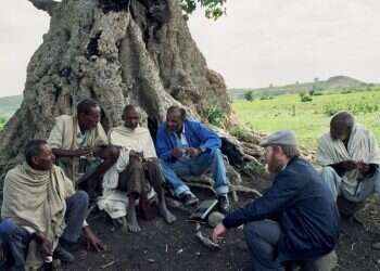 הרב מנחם ולדמן במפגש עם זקני הכפר תמרגוט 1992 פגעי הטבע שאיימו להשמיד את הקהילה היהודית באתיופיה