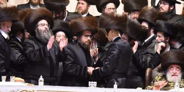הרב מייזליש (מוחא כף משמאל) בחתונת נכדת האדמו משחקי הכס: העימות בסאטמר שמסעיר את העולם החסידי