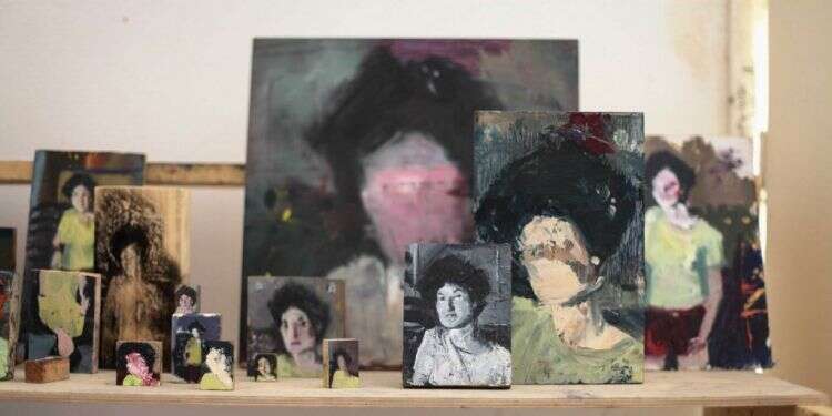 עולמות נשיים מורכבים ושבריריים וגיבור הנתון במשפחתיות בלתי אפשרית ללא נחת, מוצף בזיכרונות עידו מרקוס, פרט מתוך התערוכה 'וריאציות על jpg.1679 ', מוזיאון הרצליה. צילום: ליבי קסל תאבות חיים: סיפור הדור הראשון לשואה שלא סופר