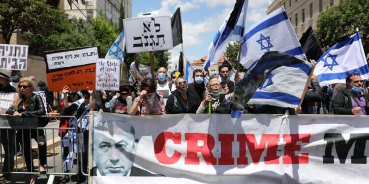מחאת הדגלים השחורים מול ביתו של נתניהו בבלפור, מאי 2020. צילום: EPA