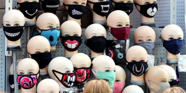 על כל פנים: כך שינו המסכות את חיינו לבלי היכר