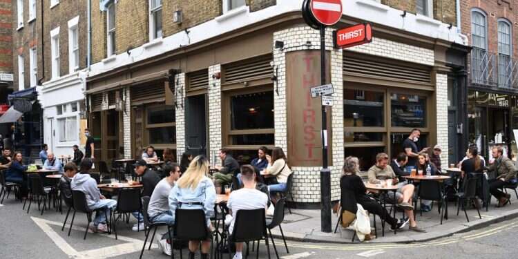 מבלים בסוהו בלונדון. צילום: EPA סוף הסגר: בריטניה תשקיע מיליארד דולר במרכזי תעסוקה