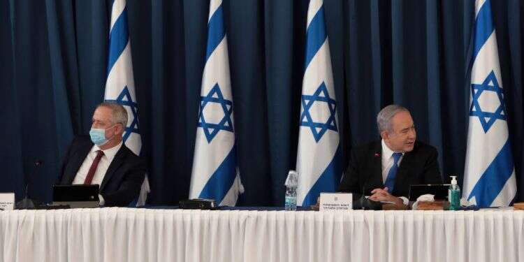 נתניהו וגנץ בישיבת ממשלה. צילום: EPA פצצה מתקתקת: דרוש ביצועיסט פוליטי שימנע בחירות רביעיות