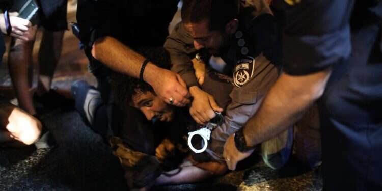 אלימות משטרתית. צילום: EPA בוקר טוב, עולם: אלימות משטרתית היא חדשות ישנות