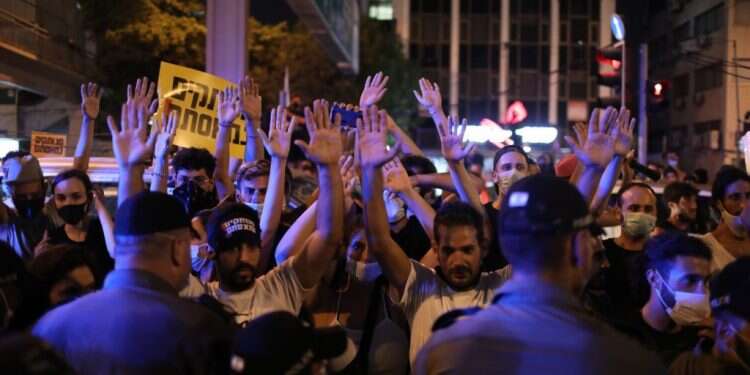 ההפגנה בכיכר רבין במוצאי שבת. צילום: EPA איבוד השליטה הפוליטית בשמאל גורם לביטויי אלימות נגד נתניהו