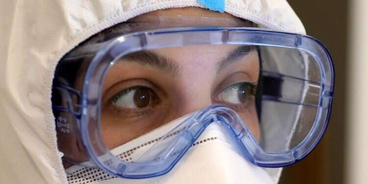 בודקת קורונה. צילום: EPA ישראל והודו ישתפו פעולה בפיתוח בדיקת קורונה זריזה