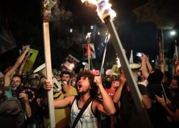 הכתובת שהייתה על הדף עברה אל הקיר ברחוב בלפור