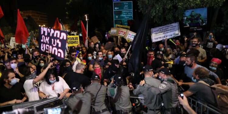 דבשת הולכת ומתגבהת של אלימות. מפגיני בלפור פורצים מחסום. צילום: AFP השמאל אינו רואה את דבשת האלימות המתגבהת של עצמו