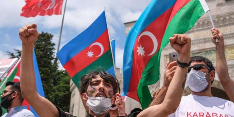 מפגינים אז'רבייג'נים וטורקים בהפגנה נגד ארמניה השבוע בטורקיה. צילום: EPA