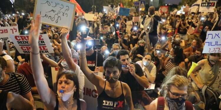 הפגנות נגד ראש הממשלה נתניהו בירושלים. צילום: EPA אלימות בסגנון פריזאי: אזהרה אחרונה לחובבי שלטון החוק