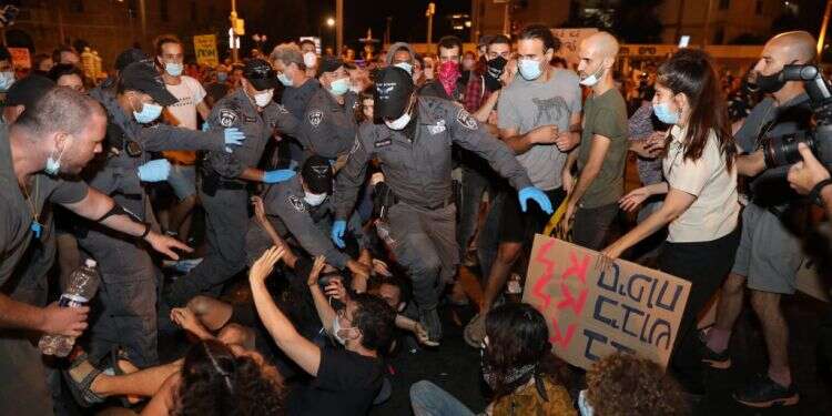 ההפגנה בירושלים בשבוע שעבר. צילום: EPA הגיע הזמן לעשות סדר: לא כל אחד מתאים להיות שוטר