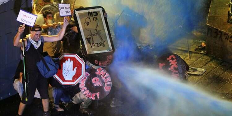 ההפגנות ליד בית ראש הממשלה. צילום: EPA ברוכים הבאים לפסטיבל בלפור – התסריט כבר ידוע מראש