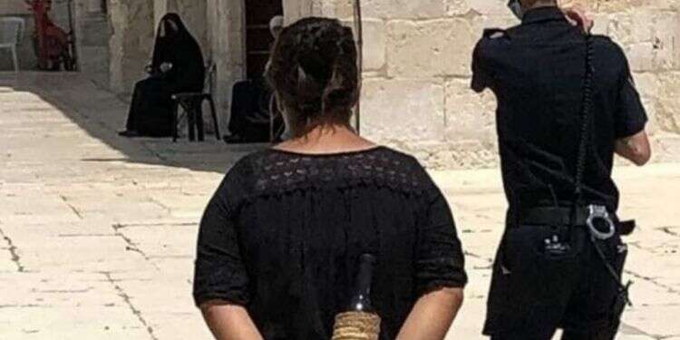 דויטש ובקבוק הזכוכית. צילום: דוברות המשטרה הסמכת רבניות: כשהרבנות הראשית נתקפת רוח קרב