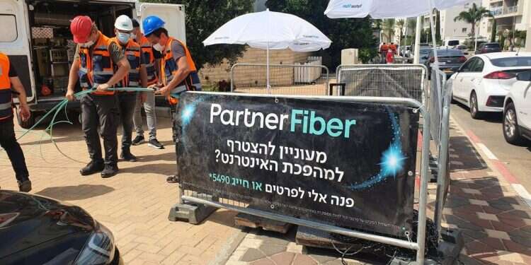 פריסת סיבים אופטיים בנהריה, השבוע. צילום: יח רפורמה רגולטיבית במשרד התקשורת תאפשר לאינטרנט שלנו לרוץ קדימה