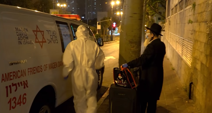 צילום מסך מתוך הסרט בחסדי שמיים שנאה היא תוצר של חוסר הכרות, הדרך לאהבה מתחילה בהקשבה