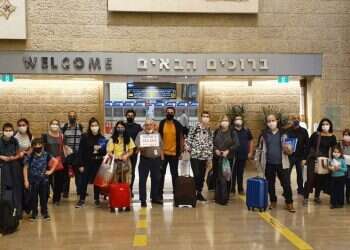 קבוצה של 23 עולים ברזילאים בטיסה שהגיעה לארץ דרך אתיופיה בחודש מאי. צילום: Olim do Brasil (למצולמים אין קשר לכתבה) יהדות ברזיל והקורונה: ריקודי עם בזום ו"ברמוביל"